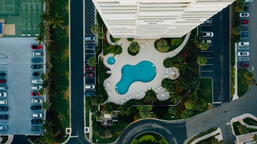 绿树和游泳池的鸟瞰图 · 免费素材图片