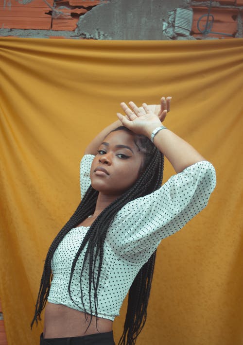 有关举起手臂, 以上, 女人的免费素材图片