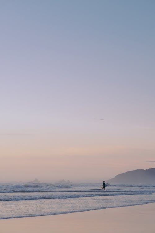 人站在海边的轮廓 · 免费素材图片