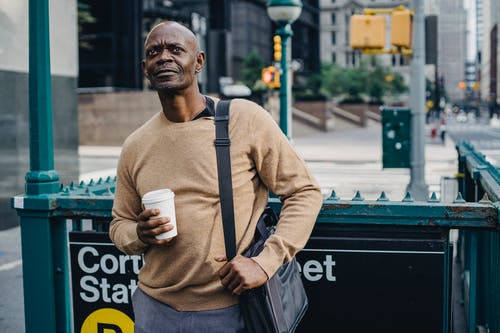 成熟的男人，在地铁入口的咖啡 · 免费素材图片