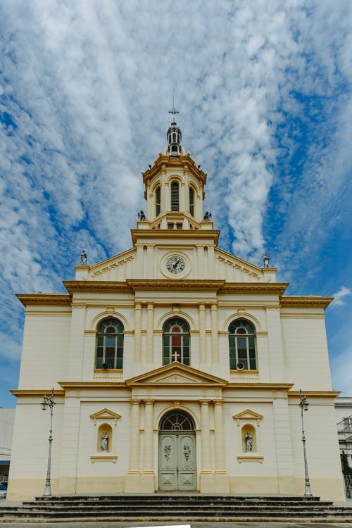 白色和黄色彩绘的大教堂 · 免费素材图片