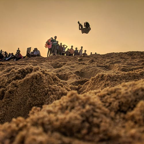 站在棕沙上的人 · 免费素材图片