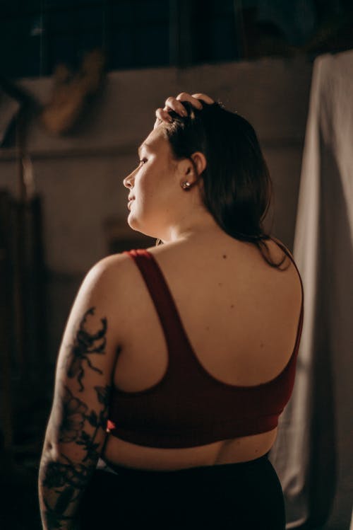 红色运动胸罩的女人 · 免费素材图片
