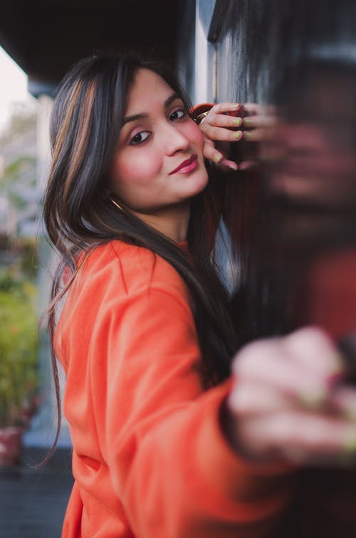 红色长袖衬衫的女人 · 免费素材图片