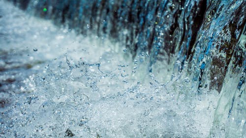 雨天的水滴特写 · 免费素材图片
