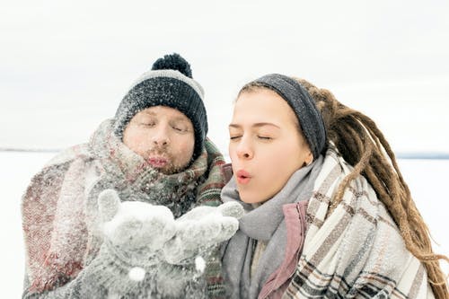 人们从男人的手吹雪 · 免费素材图片
