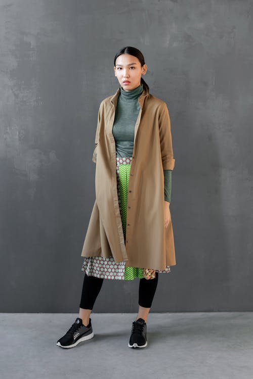 穿棕色外套的女人的照片 · 免费素材图片