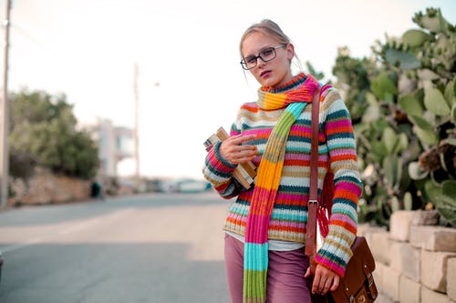 多彩色的围巾和毛衣的女人 · 免费素材图片