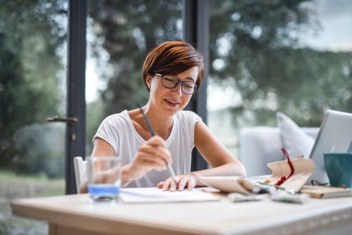 白色背心戴黑框眼镜的女人 · 免费素材图片