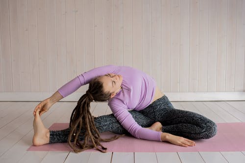 女人在做瑜伽姿势 · 免费素材图片