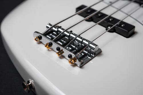 白色电低音吉他 · 免费素材图片