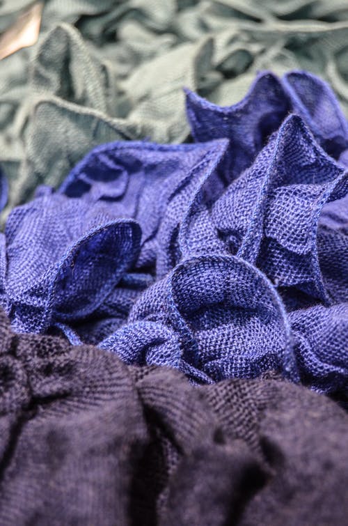 紫色和灰色网眼纺织品的选择性聚焦照片 · 免费素材图片