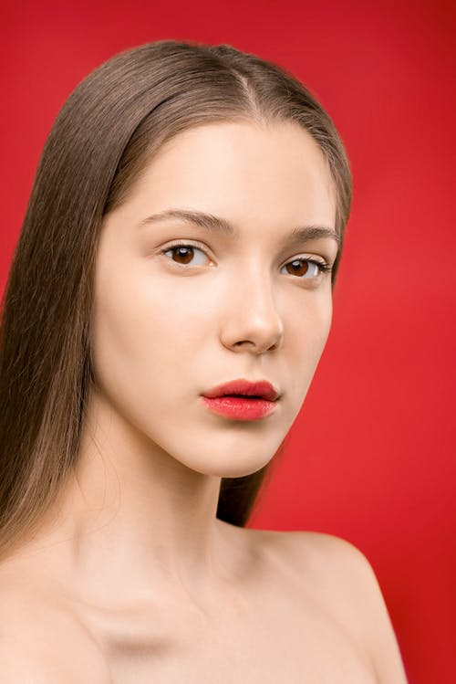红色的唇膏和红色唇膏的女人 · 免费素材图片