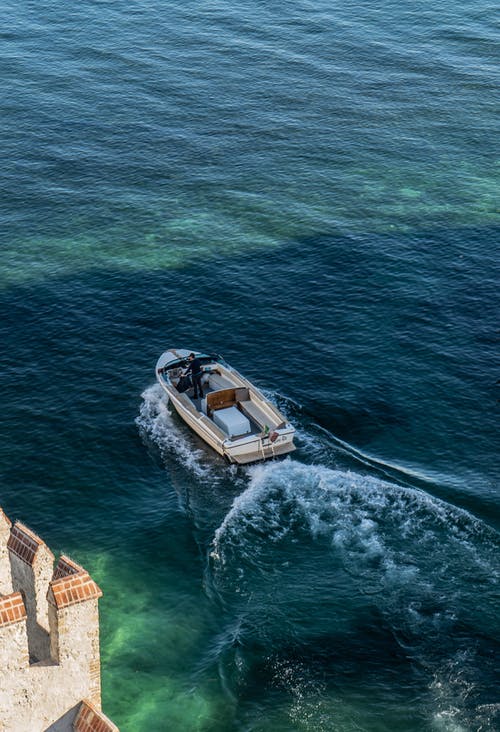 白色帆船 · 免费素材图片