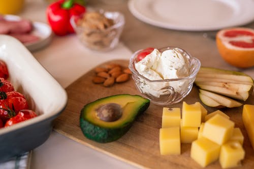 在案板上切奶酪 · 免费素材图片