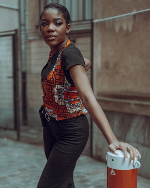 有关休闲装, 垂直拍摄, 女人的免费素材图片