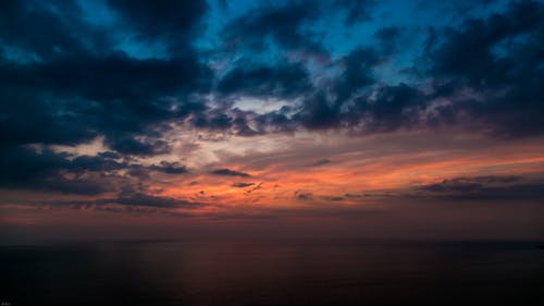 日落期间的乌云画 · 免费素材图片