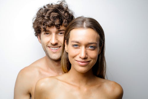 在男人微笑着旁边的裸照女人 · 免费素材图片