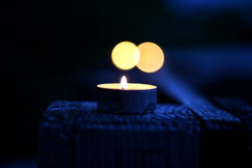 点燃的茶蜡蜡烛的散景摄影 · 免费素材图片