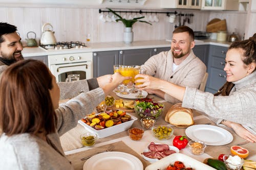 人们拿着眼镜的照片 · 免费素材图片