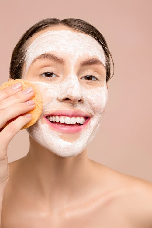 脸上的白色洗面奶的女人 · 免费素材图片
