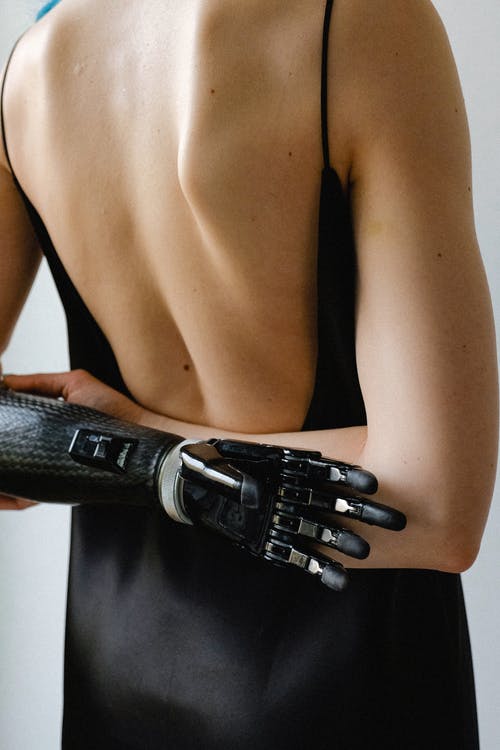 黑色滑裙，双臂交叉在她背后的女人 · 免费素材图片