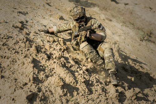 士兵在白天滑下坡步枪 · 免费素材图片