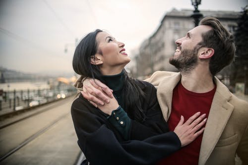 站在黑色外套的女人旁边的棕色外套的男人 · 免费素材图片