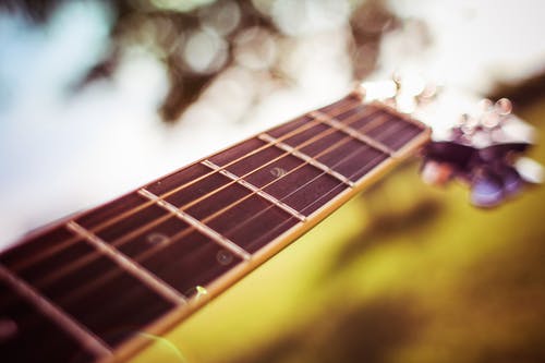 棕色吉他桥的选择性聚焦摄影 · 免费素材图片