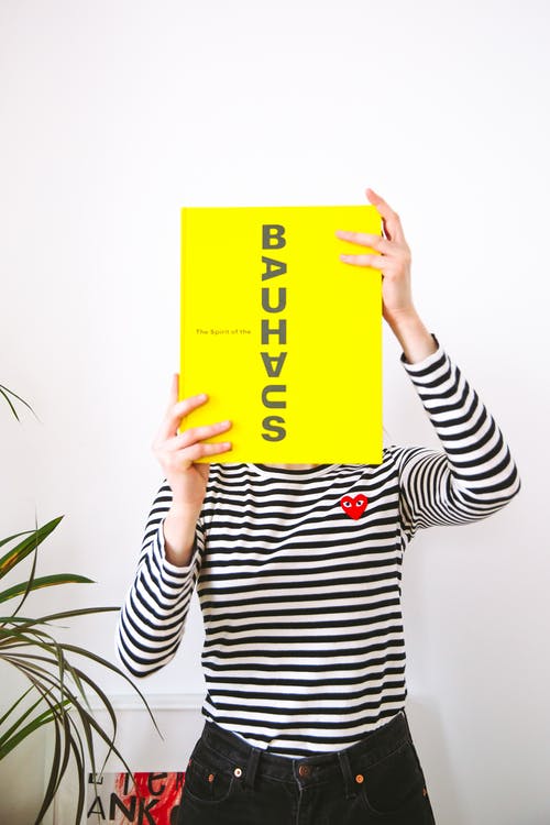 女人控股书 · 免费素材图片