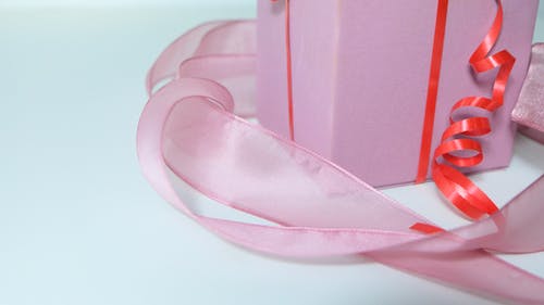 粉色和白色圆点丝带 · 免费素材图片