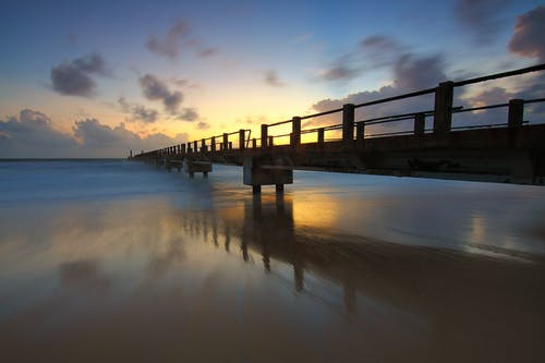 日落时天空映衬的大海风景 · 免费素材图片