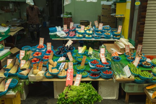 在街边市场柜台上的篮子里的各种蔬菜 · 免费素材图片