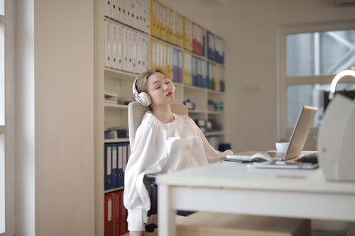 坐在椅子上的白色礼服衬衫的女人 · 免费素材图片