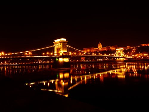 晚上河上的照明的桥 · 免费素材图片