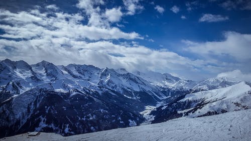 蓝蓝的天空下的冰雪覆盖的山 · 免费素材图片