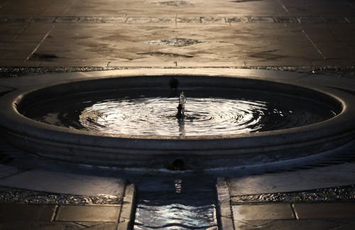 混凝土喷泉里的水 · 免费素材图片