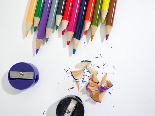 白色背景上的多彩色的铅笔 · 免费素材图片