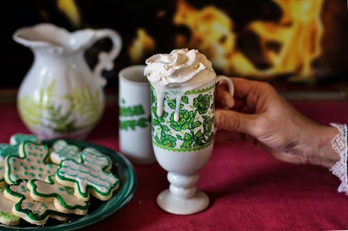 白色和绿色陶瓷花卉杯 · 免费素材图片