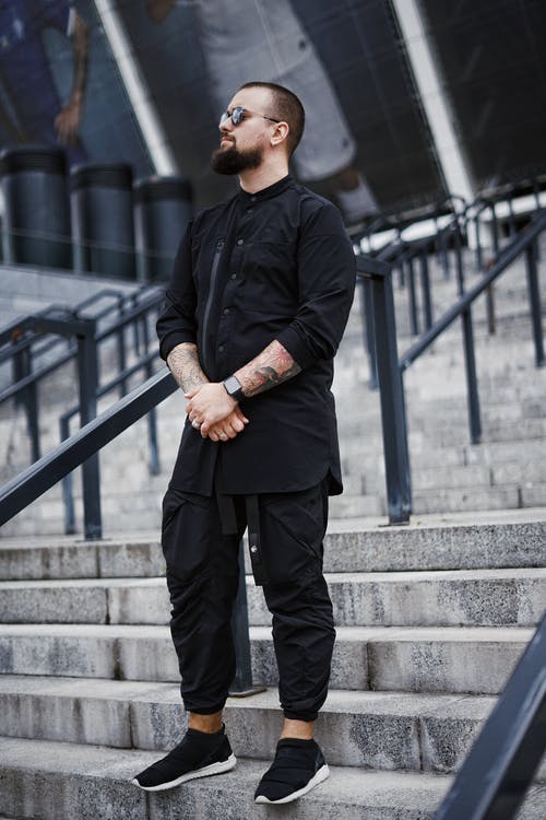 黑色衬衫和黑色裤子，站在灰色的混凝土楼梯上的男人 · 免费素材图片