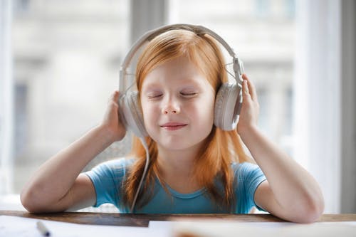 听音乐的女孩的照片 · 免费素材图片