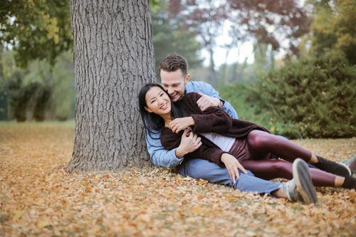 斜倚在树下的情侣 · 免费素材图片