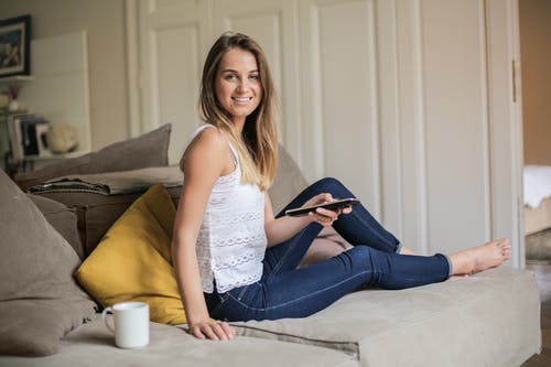 女人坐在沙发上的照片 · 免费素材图片