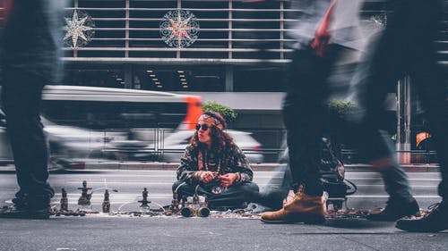 坐在路上的人 · 免费素材图片