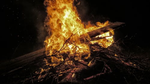 燃烧的树枝和木板 · 免费素材图片