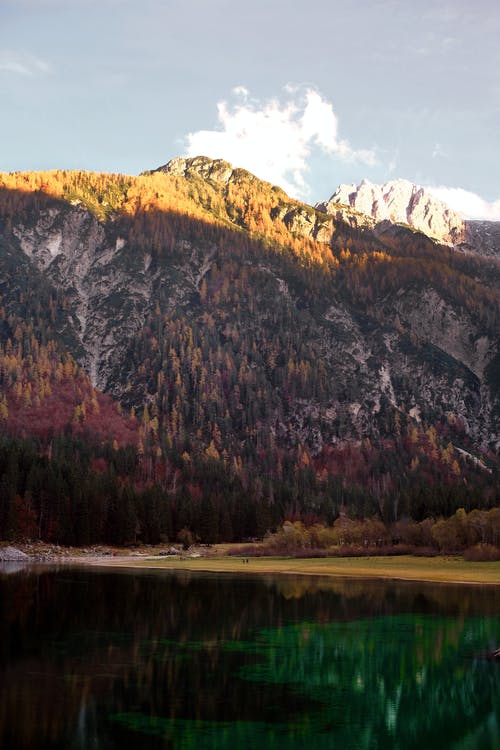 有关上衣, 天空, 山的免费素材图片