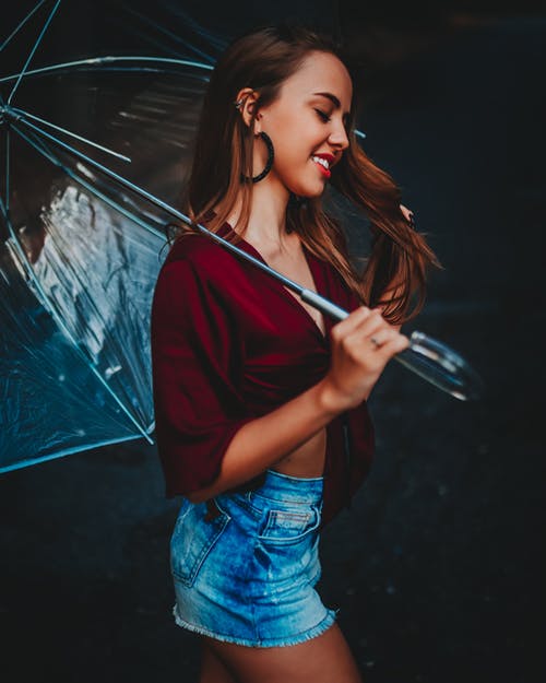 女人拿着伞的照片 · 免费素材图片