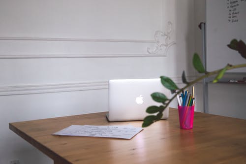 木制的桌子上的笔记本电脑 · 免费素材图片