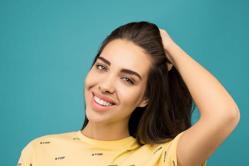 黄色衬衫的女人的照片 · 免费素材图片