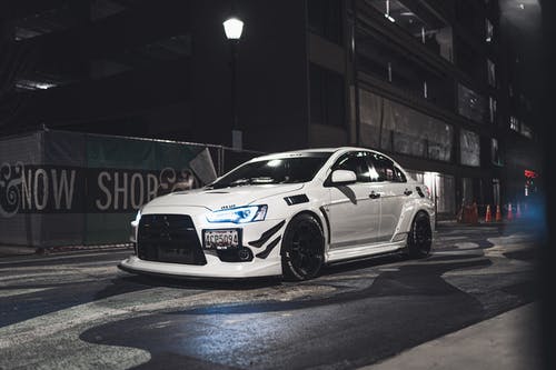 白色汽车在路上 · 免费素材图片